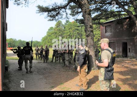 Instruktor Jeff Knight unterrichtet die Soldaten der Luftwaffe vom 421st (CTS) Combat Training Squadron im Fort Dix Range 12 während des Urban Assault Kurses. Der städtische Angriffskurs bietet reale Szenarien und Trainingshilfen, die Kampfhandlungen in einer eingesetzten Umgebung simulieren. Während des gesamten Kurses wurden die Soldaten während der Trainingstage oft von simulierten Sprengstoffen und Sprengfallen überrascht. Stockfoto