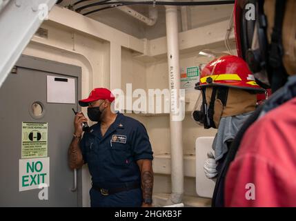 PAZIFISCHER OZEAN (31. August 2021) – Logistik-Spezialist 1st Class Jeremiah Edwards, links, schult Seeleute, um während einer Feuerübung an Bord des Amphibientransportschiffes USS Portland (LPD 27) am 31. August einen Zugang zum Hauptmaschinenraum zu untersuchen. Portland, Teil der USS Essex Amphibious Ready Group (ARG), zusammen mit der Marine Expeditionary Unit (MEU) von 11th, Ist im Verantwortungsbereich der US-Flotte von 7th tätig, um die Interoperabilität mit Verbündeten und Partnern zu verbessern und als einsatzbereite Einsatztruppe für den Frieden und die Stabilität in der Indo-Pazifik-Region zu dienen. Stockfoto