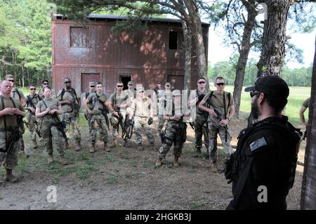 Instruktor Jeff Knight unterrichtet die Soldaten der Luftwaffe vom 421st (CTS) Combat Training Squadron im Fort Dix Range 12 während des Urban Assault Kurses. Der städtische Angriffskurs bietet reale Szenarien und Trainingshilfen, die Kampfhandlungen in einer eingesetzten Umgebung simulieren. Während des gesamten Kurses wurden die Soldaten während der Trainingstage oft von simulierten Sprengstoffen und Sprengfallen überrascht. Stockfoto