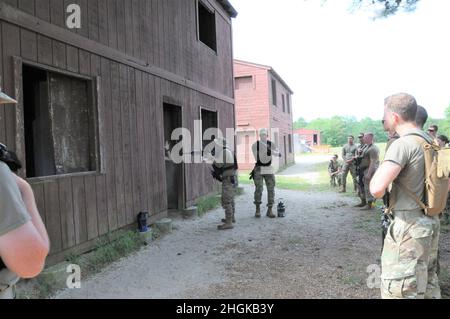 Instruktor Jeff Knight unterrichtet die Soldaten der Luftwaffe vom 421st (CTS) Combat Training Squadron im Fort Dix Range 12 während des Urban Assault Kurses. Der städtische Angriffskurs bietet reale Szenarien und Trainingshilfen, die Kampfhandlungen in einer eingesetzten Umgebung simulieren. Während des gesamten Kurses wurden die Soldaten während der Trainingstage oft von simulierten Sprengstoffen und Sprengfallen überrascht. Stockfoto