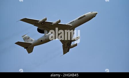 E-3 Sentry-Piloten, die dem 963rd Airborne Air Control Squadron zugewiesen wurden, führen am 31. August 2021 auf dem Luftwaffenstützpunkt Hill, Utah, ein „Touch and Go“-Training durch. Die 963rd waren in Hill für eine agile Kampfübung. Während des Aufenthalts in Hill arbeitete die Einheit mit dem 729th Air Control Squadron und dem 4th Fighter Generation Squadron des 388th Fighter Wing zusammen. Stockfoto