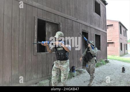 Instruktor Jeff Knight unterrichtet die Soldaten der Luftwaffe vom 421st (CTS) Combat Training Squadron im Fort Dix Range 12 während des Urban Assault Kurses. Der städtische Angriffskurs bietet reale Szenarien und Trainingshilfen, die Kampfhandlungen in einer eingesetzten Umgebung simulieren. Während des gesamten Kurses wurden die Soldaten während der Trainingstage oft von simulierten Sprengstoffen und Sprengfallen überrascht. Stockfoto