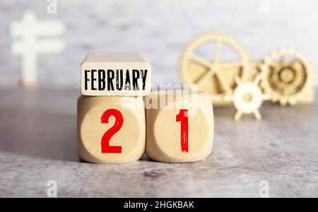 Tag 21 des februarmonats, Holzkalender mit Datum. Leerer Raum für Text. Stockfoto