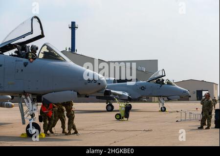 Wartungspersonal der 127. Maintenance Group, Michigan Air National Guard, führt am 3. August 2021 am Sawyer International Airport in Gwinn, Michigan, die Bewaffnung von Flugzeugen durch. Dieser Schritt, der von der Waffenteam durchgeführt wird, soll sicherstellen, dass keine Waffensysteme fehlfeuern, während der Jet weiter gewartet wird. Stockfoto