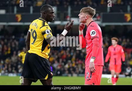 Watfords Moussa Sissoko (links) und Brandon Williams von Norwich City treffen während des Premier League-Spiels in der Vicarage Road, Watford, aufeinander. Bilddatum: Freitag, 21. Januar 2022. Stockfoto