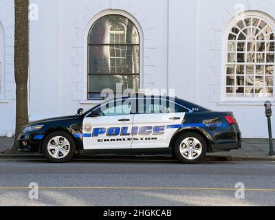 30th. November 2021 - Charleston, South Carolina, USA: Ein Polizeiauto von Charleston in diesem historischen Viertel. Stockfoto