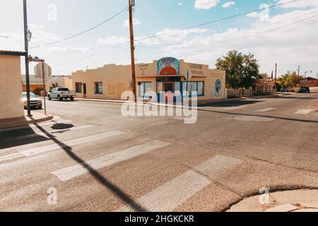 Die Vorderseite des Sunshine Grocery & Grill gebäudes im adobe-Stil an einem sonnigen Nachmittag im historischen Mesquite District, Las Cruces, New Mexico, USA Stockfoto