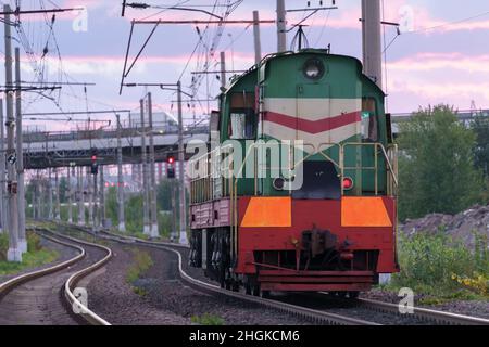 Front view of soviet powerful diesel locomotive on the railroad early morning.  Stockfoto
