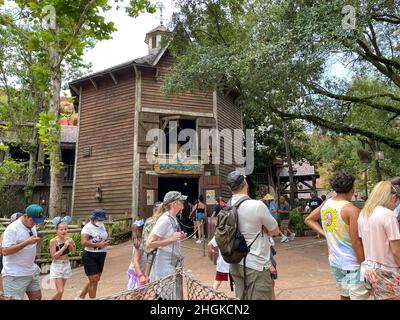 Orlando, FL USA - 5. Juli 2021: Die Wasserfahrt Splash Mountain im Walt Disney World Magic Kingdom in Orlando, Florida. Stockfoto