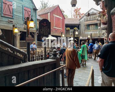 Orlando, FL USA - 5. Juli 2021: Die Ladefläche für die Wasserfahrt Splash Mountain im Walt Disney World Magic Kingdom in Orlando, Florida. Stockfoto