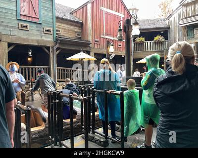 Orlando, FL USA - 5. Juli 2021: Die Ladefläche für die Wasserfahrt Splash Mountain im Walt Disney World Magic Kingdom in Orlando, Florida. Stockfoto