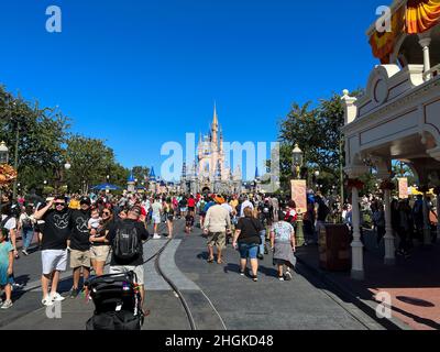 Orlando, FL USA - 30. Oktober 2021: Menschen gehen in Richtung Cinderella Castle im Walt Disney World Magic Kingdom in Orlando, Florida. Stockfoto