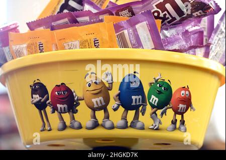 New York, USA. 21st Januar 2022. Blick auf die anthropomorphen Candy-Figuren von M&M, die einen neu gestalteten Look erhalten haben, gestempelt auf einen Einkaufscontainer im Einzelhandelsgeschäft, New York, NY, 21. Januar 2022. Der braune M&M-Charakter wurde mit femininen High Heels und grünen M&M-Stiefeln entworfen. (Foto von Anthony Behar/Sipa USA) Quelle: SIPA USA/Alamy Live News Stockfoto