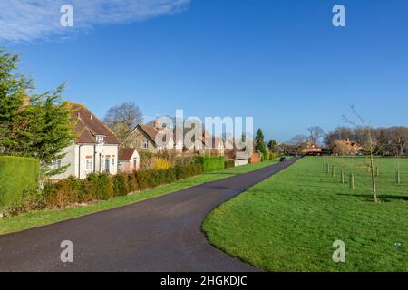 Gesamtansicht der Bungalows in einem Teil des Windsor Great Park Village, Windsor, Bergshire, Großbritannien. Stockfoto