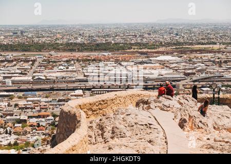 Der Blick vom Murchison Rogers Park auf die Stadt El Paso, Texas, USA, und über die Grenze nach Ciudad Juárez, Mexiko Stockfoto