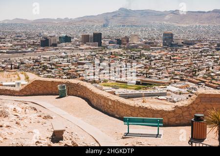 Der Blick vom Murchison Rogers Park auf die Stadt El Paso, Texas, USA, und über die Grenze nach Ciudad Juárez, Mexiko Stockfoto