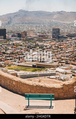 Der Blick vom Murchison Rogers Park auf die Stadt El Paso, Texas, USA, und über die Grenze nach Ciudad Juárez, Mexiko Stockfoto