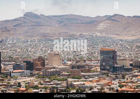 Der Blick auf die Innenstadt von El Paso, TX, vom Murchison Rogers Park aus gesehen, mit Blick über die Stadt über die Grenze nach Ciudad Juárez, Mexiko Stockfoto