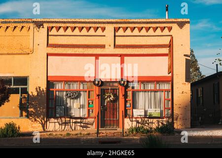 Ein Geschäft zum Verkauf an der Hauptstraße im Dorf Magdalena, New Mexico, USA Stockfoto