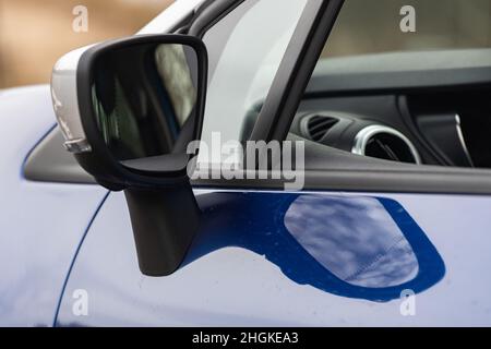 Seite Auto Spiegel Nahaufnahme. Details der blaues Auto Stockfoto