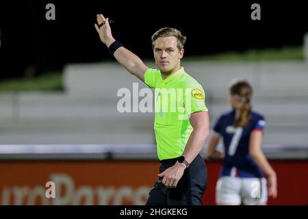 Rotterdam, Niederlande. 21st Januar 2022. ROTTERDAM, NIEDERLANDE - 21. JANUAR: Schiedsrichter Tim Visser während des Womans Pure Energie Eredivisie-Spiels zwischen Feyenoord und VV Alkmaar im Sportpark Varkenoord am 21. Januar 2022 in Rotterdam, Niederlande (Foto von Herman Dingler/Orange Picics) Credit: Orange Pics BV/Alamy Live News Stockfoto