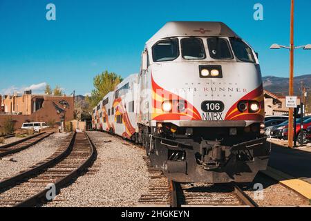 Eine MPXpress-Lokomotive, die den New Mexico Rail Runner Express von der Santa Fe Railyard, Santa Fe, New Mexico, betreibt Stockfoto