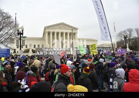 Washington DC, USA. 21st Januar 2022. March for Life-Demonstranten gehen am Obersten Gerichtshof vorbei, um gegen Roe gegen Wade auf dem Capitol Hill zu protestieren, Freitag, den 21. Januar 2022 in Washington, DC. Die Pro-Life-Kundgebung markiert den Jahrestag der Entscheidung des Obersten Gerichtshofs, Abtreibungen zuzulassen. Foto von Mike Theiler/UPI Credit: UPI/Alamy Live News Stockfoto