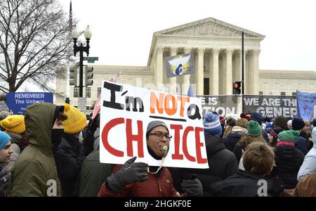 Washington DC, USA. 21st Januar 2022. March for Life-Demonstranten gehen am Obersten Gerichtshof vorbei, um gegen Roe gegen Wade auf dem Capitol Hill zu protestieren, Freitag, den 21. Januar 2022 in Washington, DC. Die Pro-Life-Kundgebung markiert den Jahrestag der Entscheidung des Obersten Gerichtshofs, Abtreibungen zuzulassen. Foto von Mike Theiler/UPI Credit: UPI/Alamy Live News Stockfoto