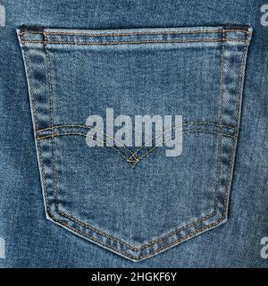Blaue Jeans-Gesäßtaschen. Levis Modern Urban Lifestyle Denim Bekleidung. Levi Strauss Jeans – Foto Von Oben. Neue LEVI'S 501 Jeans. Klassisches Jeans-Modell. 31 Stockfoto