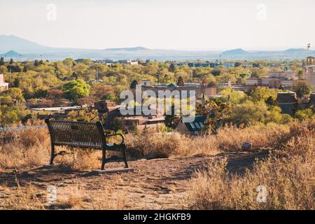 Ein Platz mit Blick auf die Altstadt von Santa Fe, New Mexico, mit seinen Holz- und lehmbauten, die über die zahlreichen grünen Bäume blicken Stockfoto