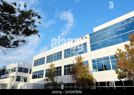 Außenansicht der Zentrale von Rigel Pharmaceuticals in South San Francisco, Kalifornien, USA; biopharmazeutisches Unternehmen im Silicon Valley zur Krebsbehandlung. Stockfoto