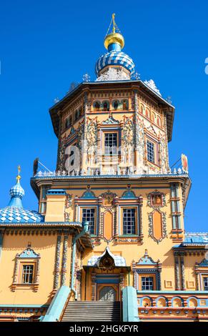 Kathedrale der Heiligen Peter und Paul, Kasan, Tatarstan, Russland. Es ist Touristenattraktion von Kazan. Kunstvoll bemalte russisch-orthodoxe Kirche, schön seine Stockfoto