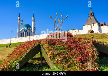 Kasan Kreml im Sommer, Tatarstan, Russland. Es ist die Top-Touristenattraktion von Kazan. Malerische Aussicht auf Blumenbeet und weiße Wand in der Ferne. Urbane Landschaft Stockfoto