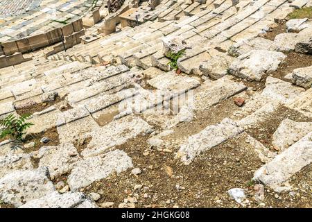 Steinsitze des Dionysostheaters in der Nähe der Akropolis, Athen, Griechenland, Europa. Alte griechische Ruinen, Detail des historischen Gebäudes des alten Athen. Konzept o Stockfoto