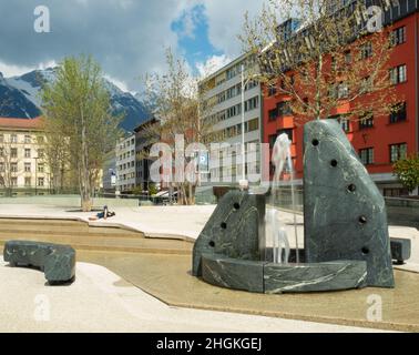 Innsbruck, Österreich - April 17th 2018: Berühmter Gewerkschaftsbrunnen im historischen Stadtzentrum. Stockfoto