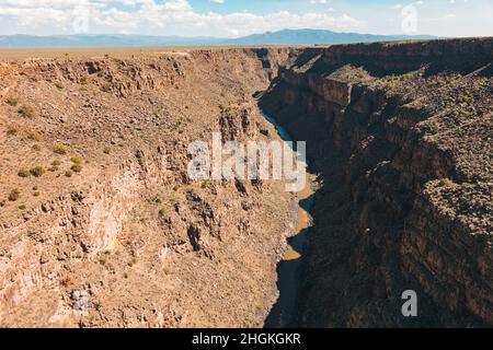 Rio Grande Gorge, von der Brücke aus gesehen, in der Nähe von Taos, New Mexico Stockfoto