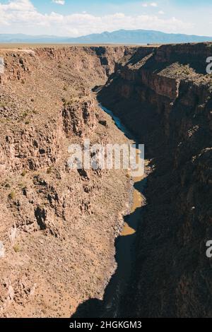 Rio Grande Gorge, von der Brücke aus gesehen, in der Nähe von Taos, New Mexico Stockfoto