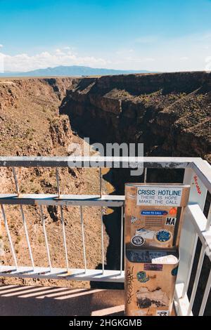 Eine Krisenhotline-Telefonbox an einem Aussichtspunkt auf der 164 Meter hohen Rio Grande Gorge Bridge in der Nähe von Taos, New Mexico Stockfoto