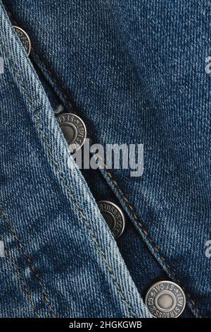 Nahaufnahme der Details der neuen LEVI'S 501 Jeans. Knöpfe und Nähte in Nahaufnahme. Klassisches Jeans-Modell. LEVI'S ist ein Markenname von Levi Strauss and Co, found Stockfoto