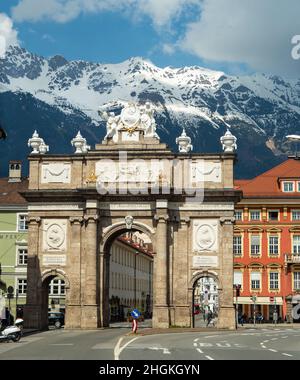 Innsbruck, Österreich - April 17th 2018: Blick auf die historische Triumphpforte mit alpinen Gipfeln im Hintergrund. Stockfoto