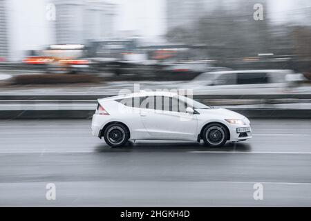 Ukraine, Kiew - 15. Januar 2022: Weißes Ford-Auto fährt auf der Straße. Redaktionell Stockfoto