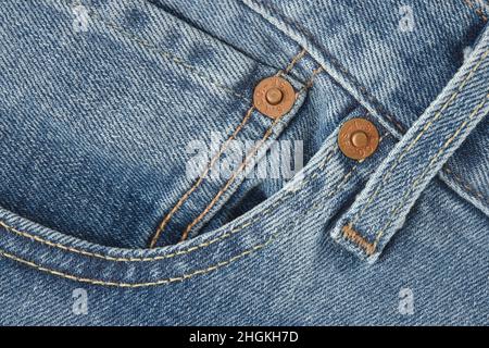 Nahaufnahme der Details der neuen LEVI'S 501 Jeans. Knöpfe und Nähte sowie Taschen in Nahaufnahme. Klassisches Jeans-Modell. LEVI'S ist ein Markenname von Levi Strauss und C Stockfoto