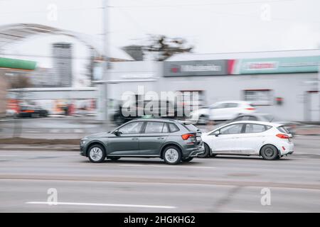 Ukraine, Kiew - 15. Januar 2022: Graues Skoda Kamiq Auto bewegt sich auf der Straße. Redaktionell Stockfoto