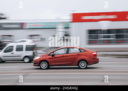 Ukraine, Kiew - 15. Januar 2022: Der rote Ford Fiesta fährt auf der Straße. Redaktionell Stockfoto