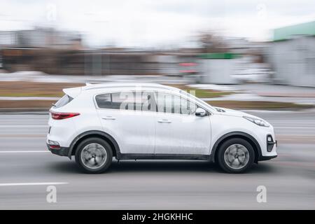 Ukraine, Kiew - 15. Januar 2022: Weißes KIA Sportage Auto bewegt sich auf der Straße. Redaktionell Stockfoto