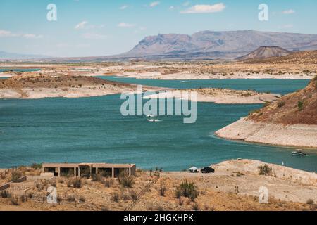 Boote auf dem Elephant Butte Reservoir, einem künstlichen See, der vom gleichnamigen Staudamm auf dem Rio Grande in der Nähe von Truth or Consequences, New Mexico, USA, geschaffen wurde Stockfoto