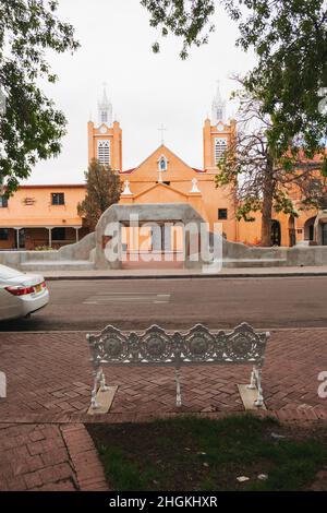 Die im adobe-Stil gehaltene Kirche San-Roppe-de-Neri in der Altstadt von Albuquerque, New Mexico. Eines der ältesten Gebäude der Stadt, das 1793 umgebaut wurde. Stockfoto