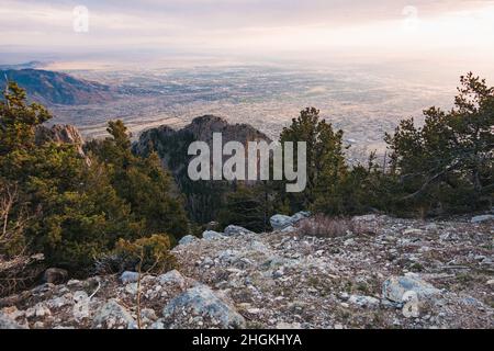 Die Stadt Albuquerque, New Mexico, von der Spitze der Sandia Mountains bei Sonnenuntergang gesehen Stockfoto