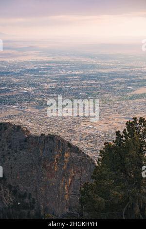 Die Stadt Albuquerque, New Mexico, von der Spitze der Sandia Mountains bei Sonnenuntergang gesehen Stockfoto