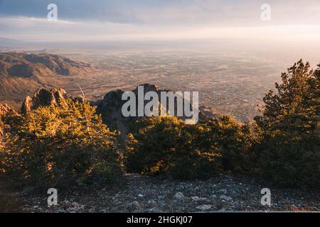 Die Stadt Albuquerque, New Mexico, von der Spitze der Sandia Mountains bei Sonnenuntergang gesehen Stockfoto